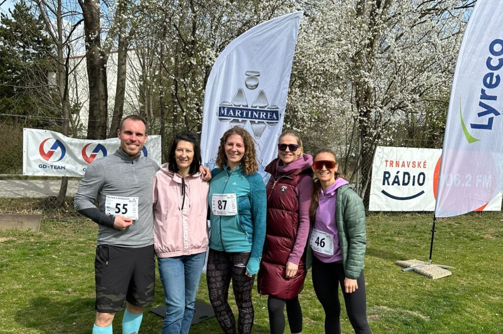 Los empleados participan en una carrera benéfica